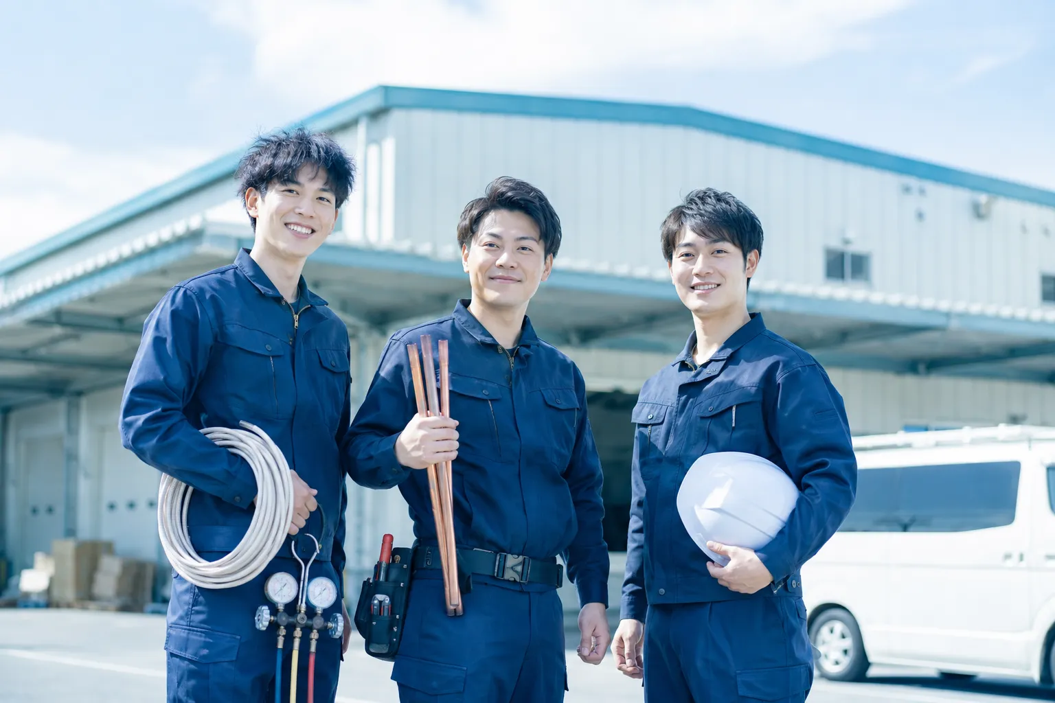 屋外に並ぶレクト空調のスタッフ