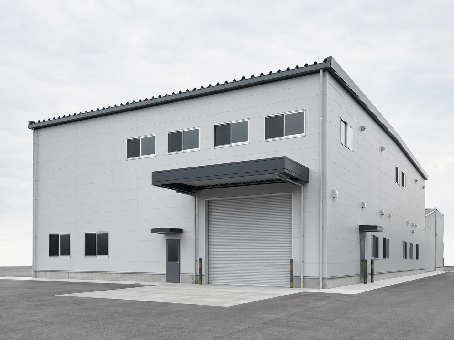 外壁塗装と屋根遮熱塗装を行った工場